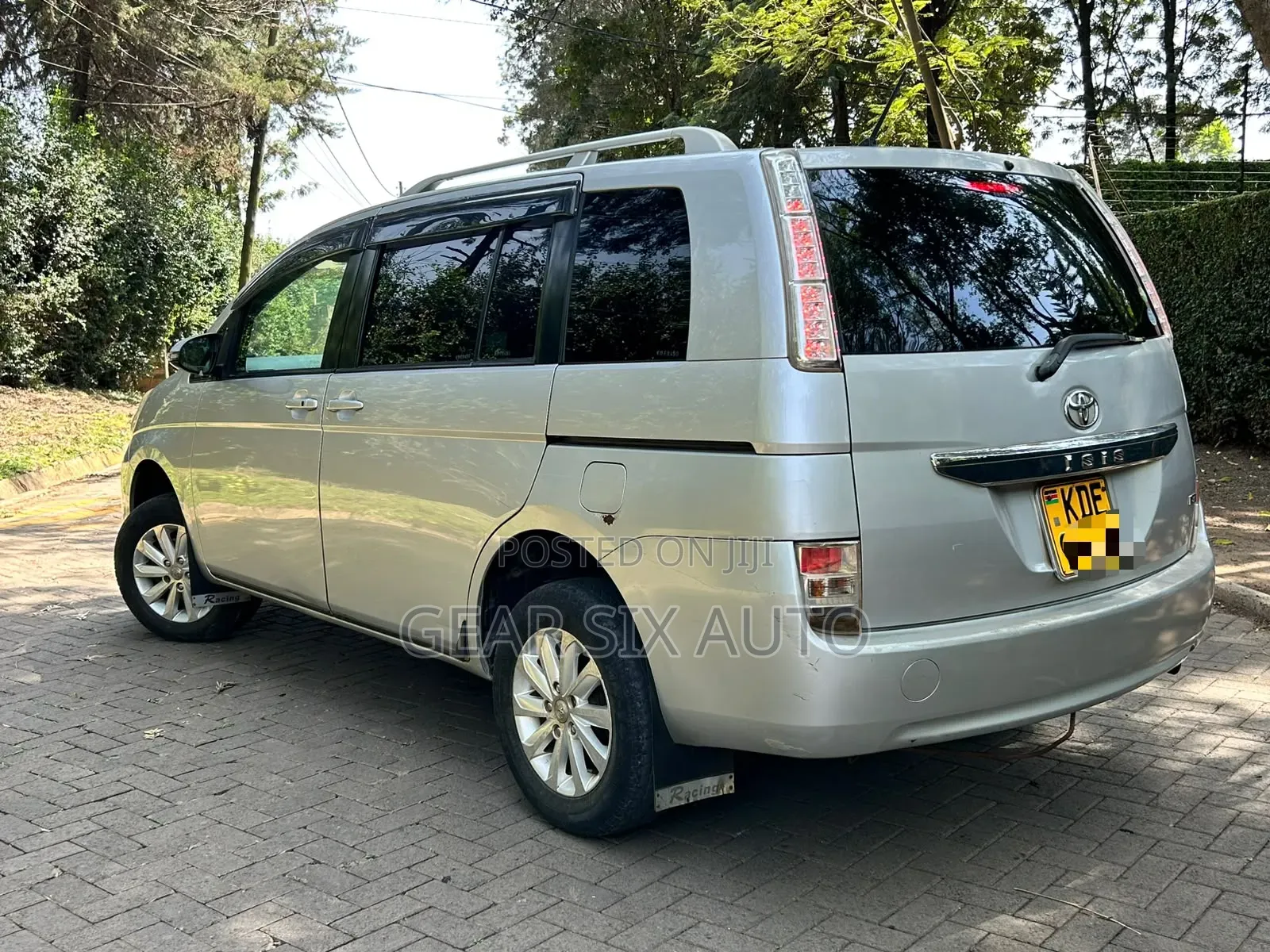 Toyota ISIS 2014 Silver