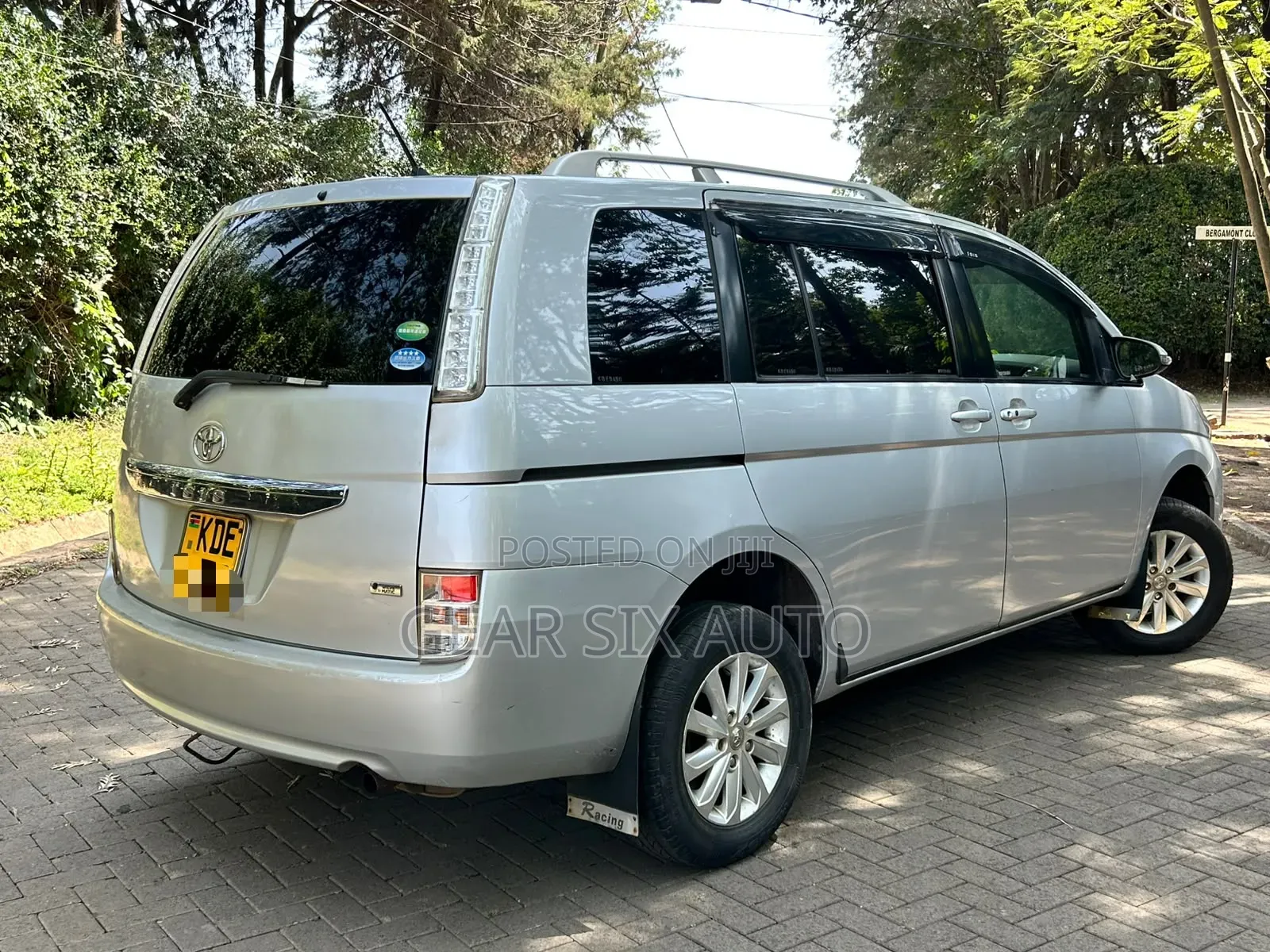 Toyota ISIS 2014 Silver