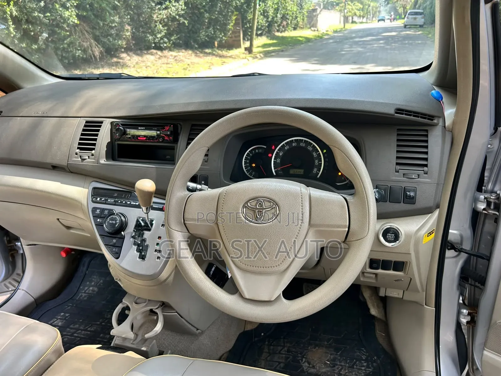 Toyota ISIS 2014 Silver