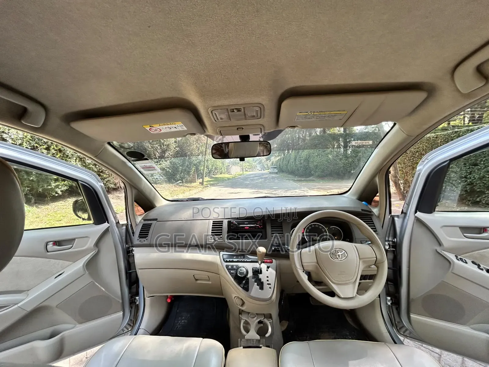 Toyota ISIS 2014 Silver