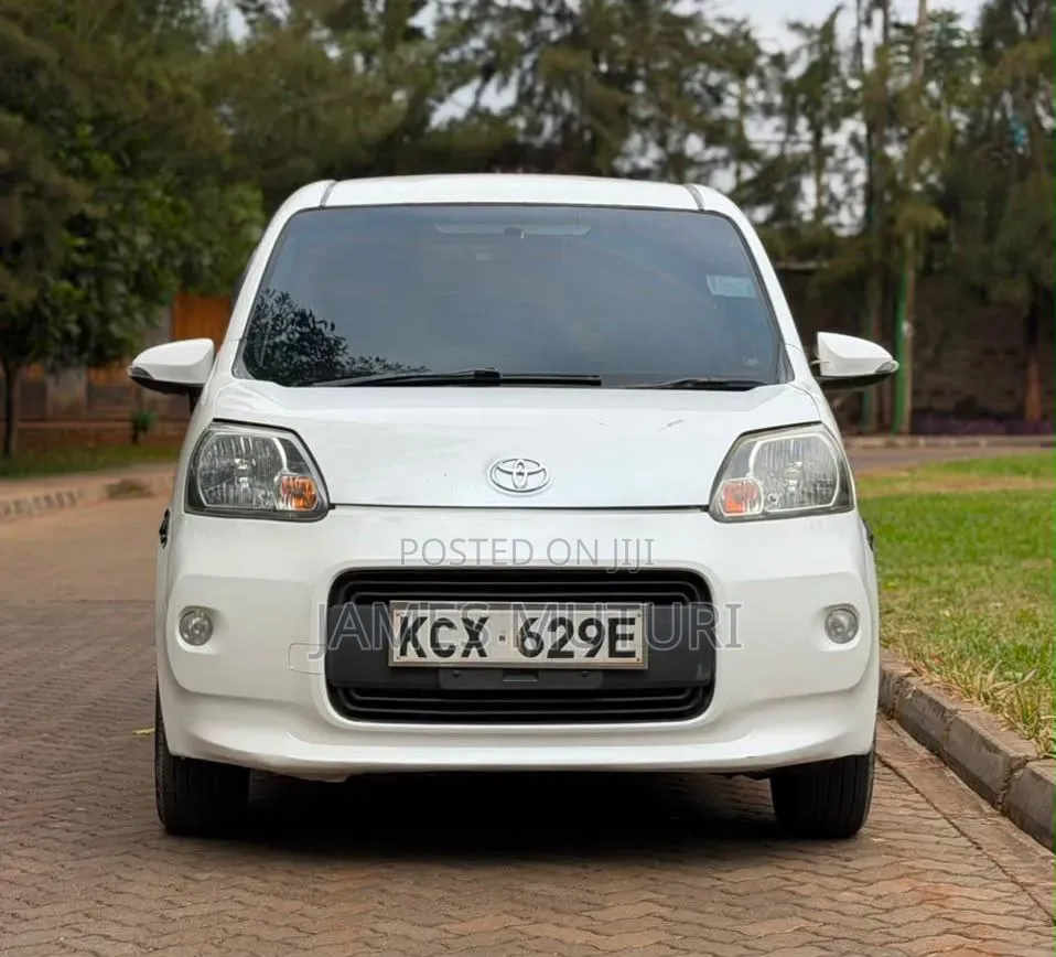 Toyota Porte 2012 Pearl