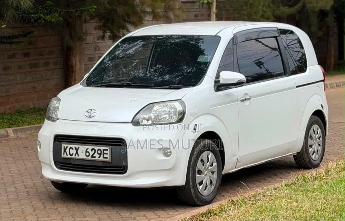 Toyota Porte 2012 Pearl