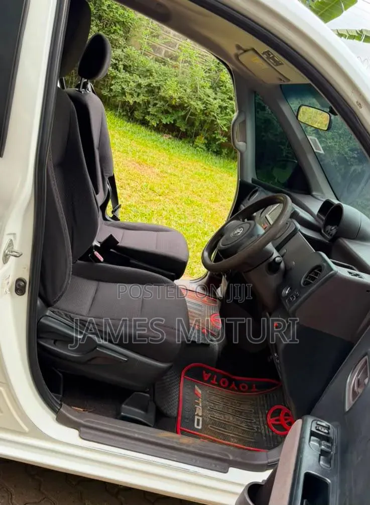 Toyota Porte 2012 Pearl