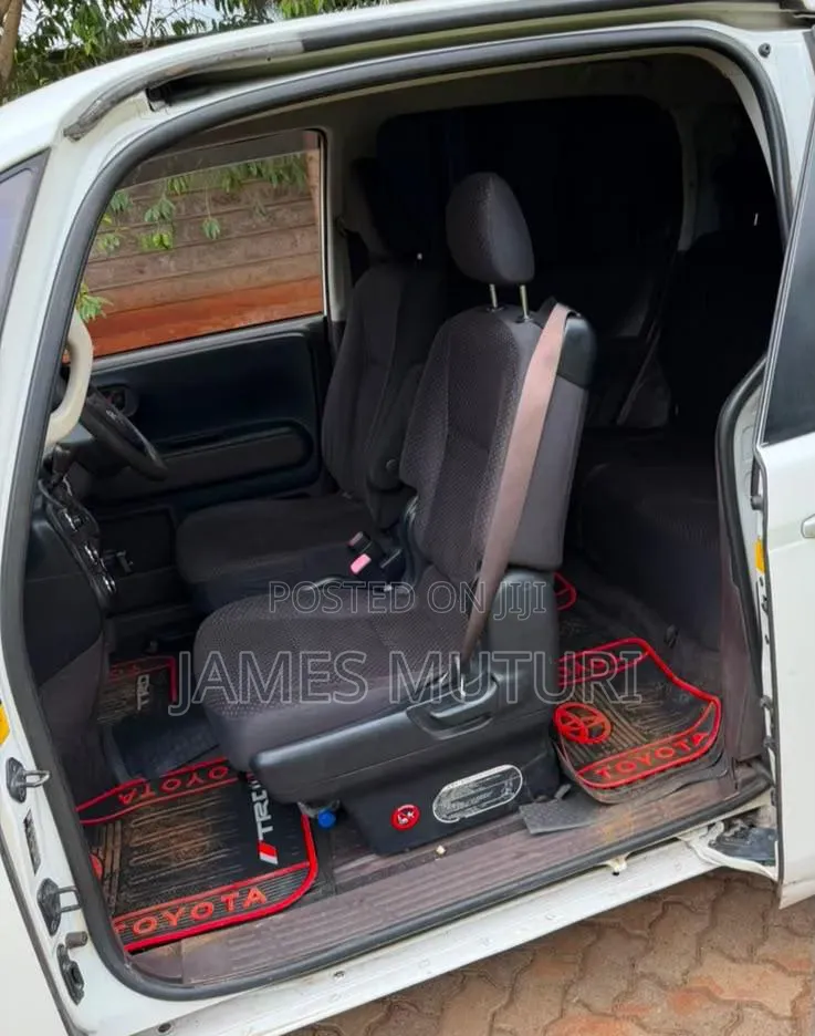 Toyota Porte 2012 Pearl