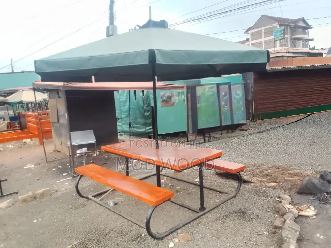 Space-Saving Outdoor Picnic Table With Parasol