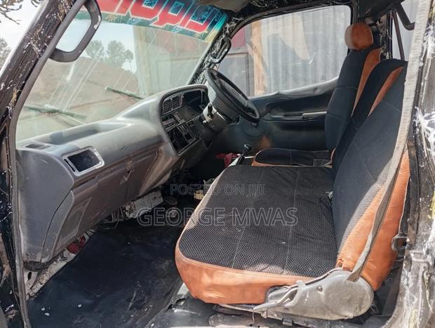 Toyota HiAce 2000 White - thumbnail 5
