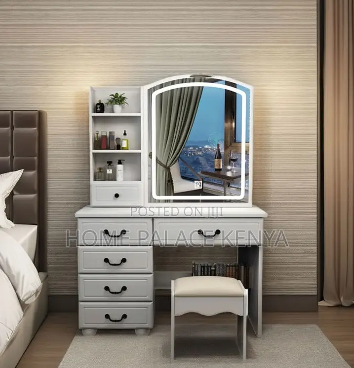 Vanity Table: Glossy Lacquer Vanity With Illuminated Mirror