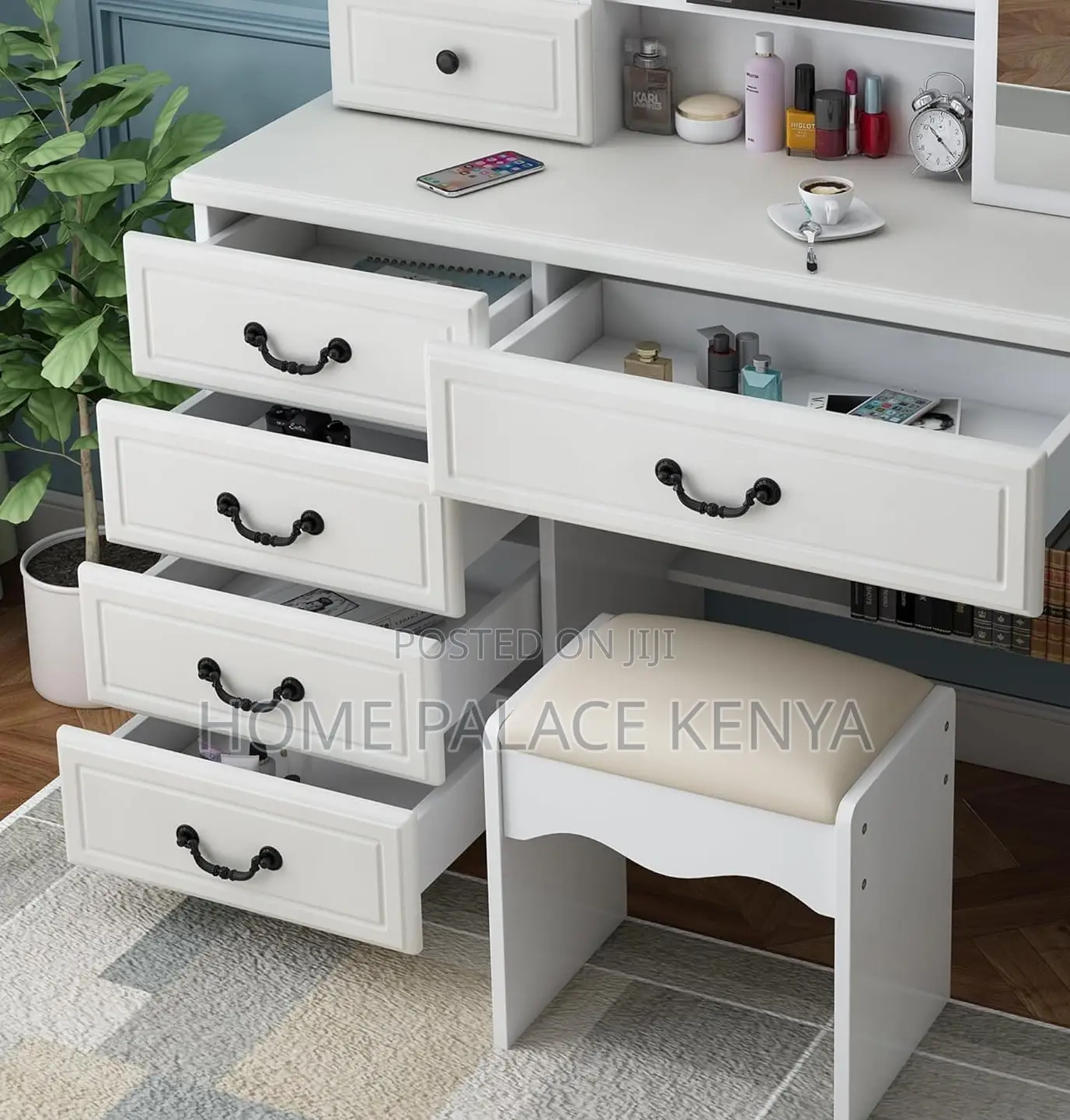 Vanity Table: Glossy Lacquer Vanity With Illuminated Mirror