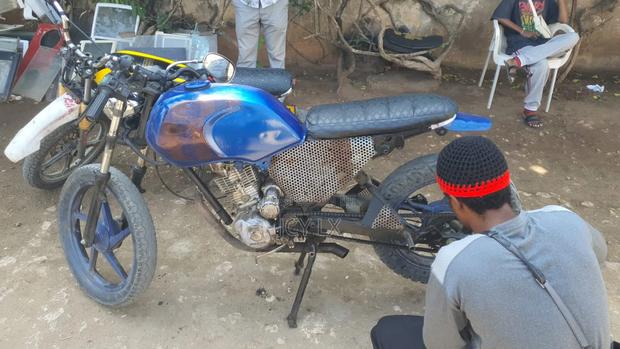 Honda CB 2023 Blue - thumbnail 2