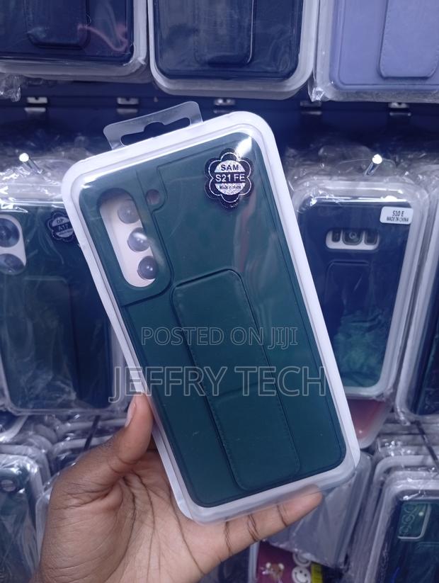 Samsung Galaxy S21 FE With a Hand Grip Strap:casing - main view