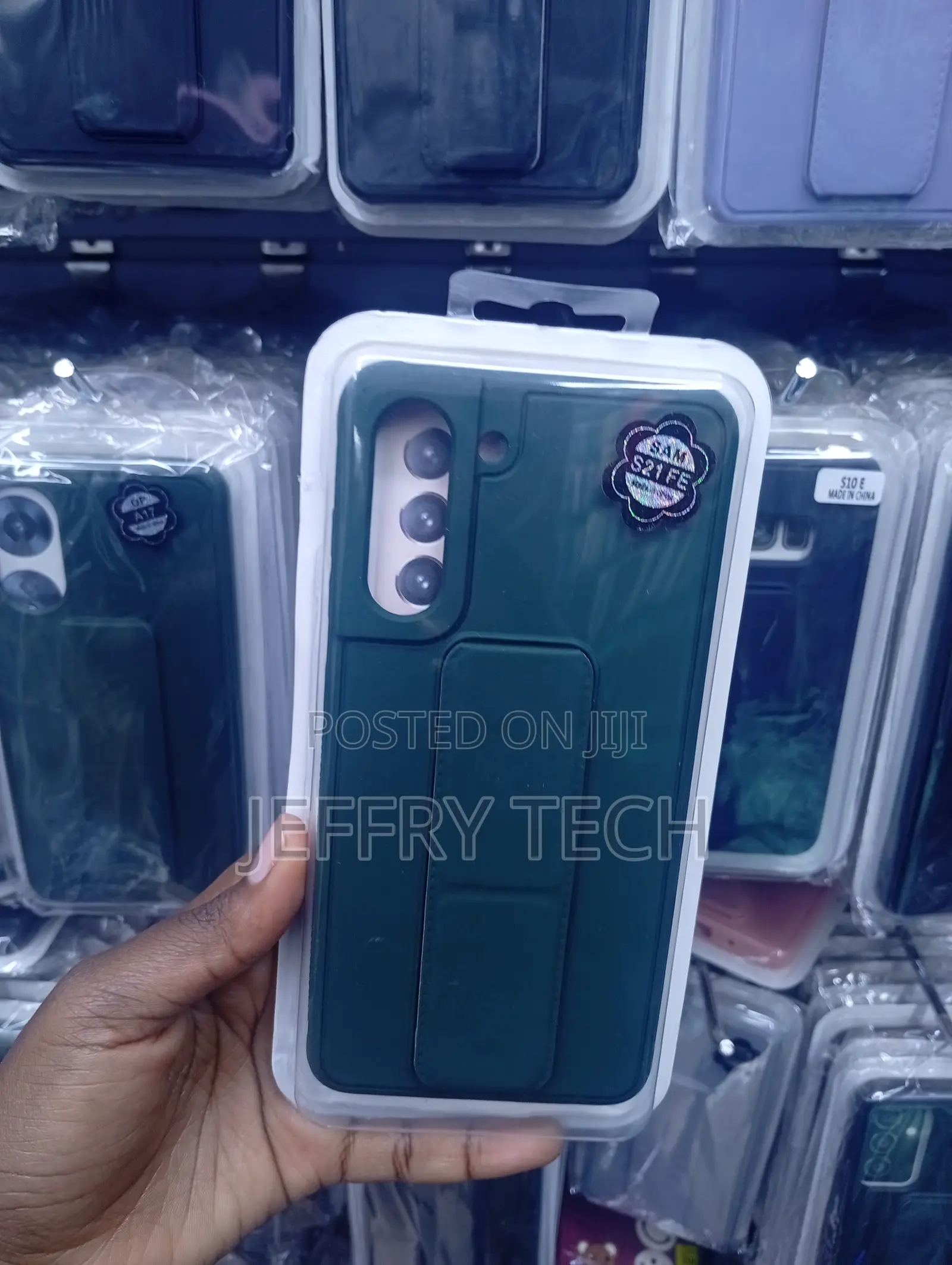 Samsung Galaxy S21 FE With a Hand Grip Strap:casing
