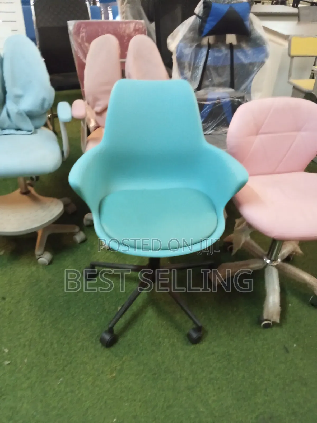 Office Eames Chairs Padded With Movable Wheels