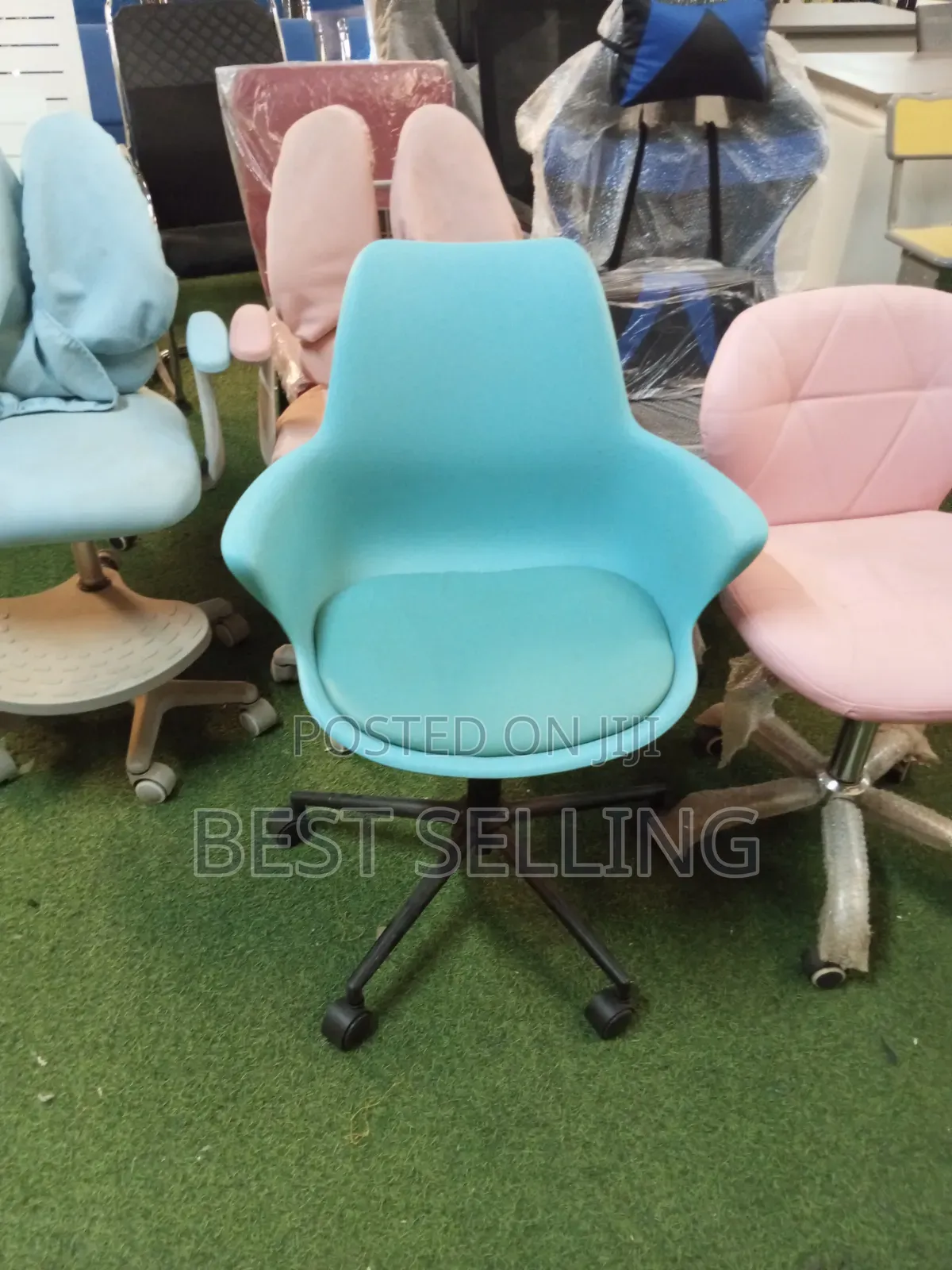 Office Eames Chairs Padded With Movable Wheels