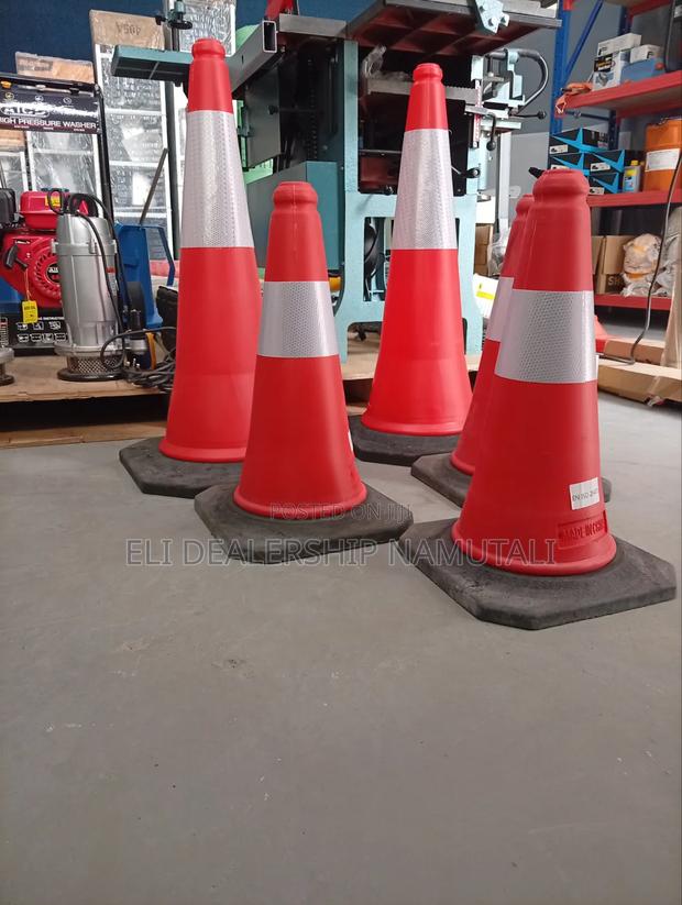 Heavy Duty Reflective Cone 75cm – Traffic Control & Hazard Warning - thumbnail 2