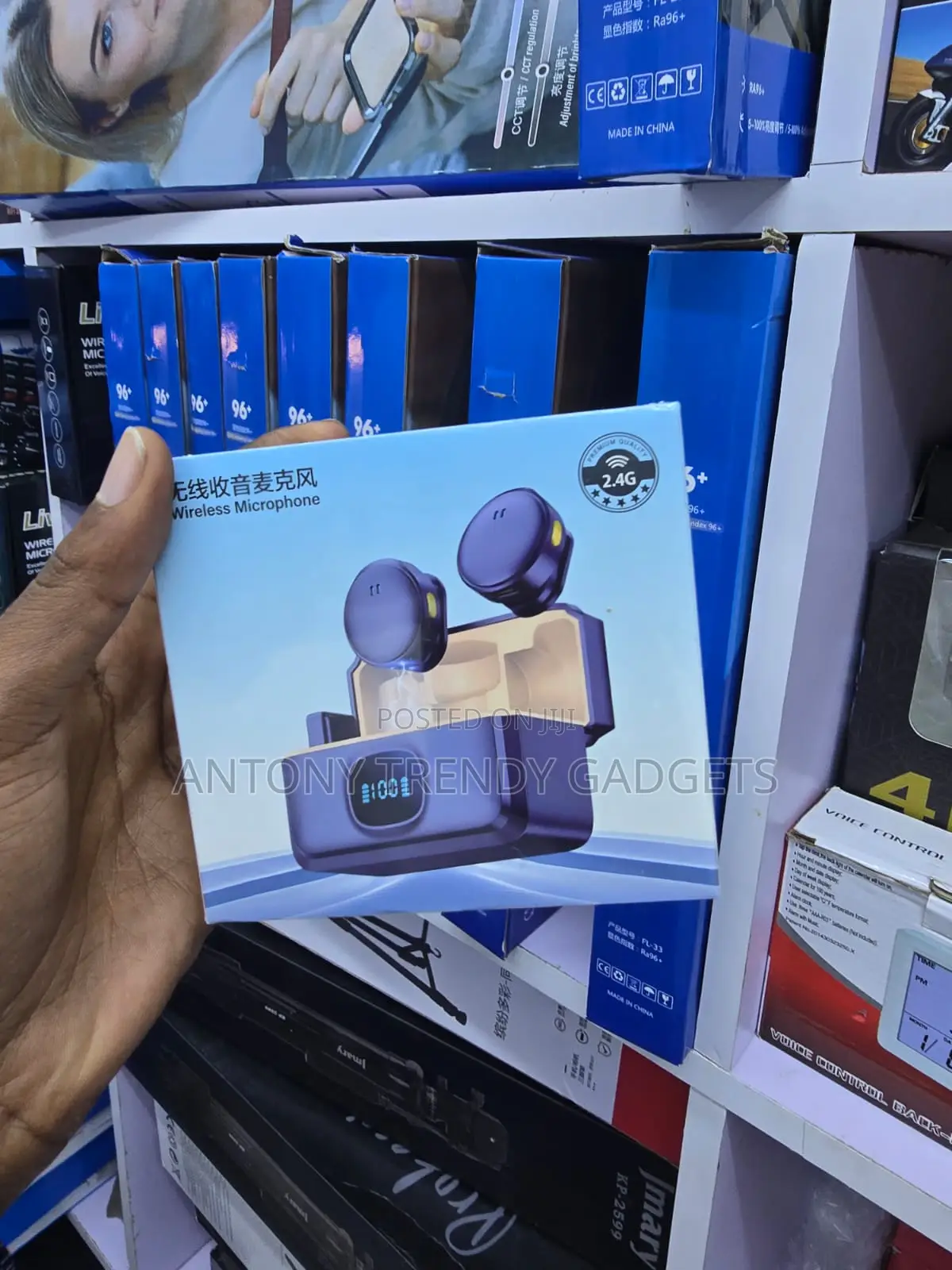 Q8 2.4G Wireless Lavalier Mic With LED Charging Case