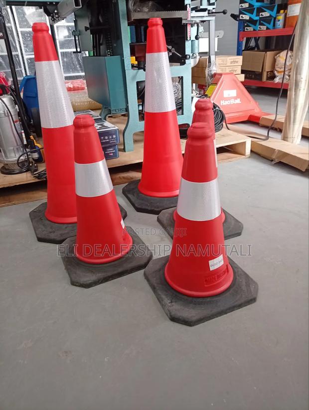 75cm Heavy Duty Reflective Traffic Cone With Rubber Base