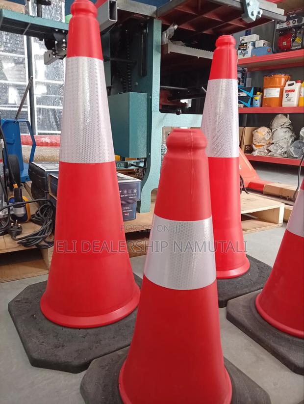 Professional 75cm Road Safety Cone – Reflective PVC Traffic Cone - thumbnail 2