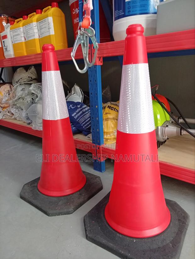 Reflective Safety Traffic Cone 75cm – Ideal for Construction Sites - thumbnail 2