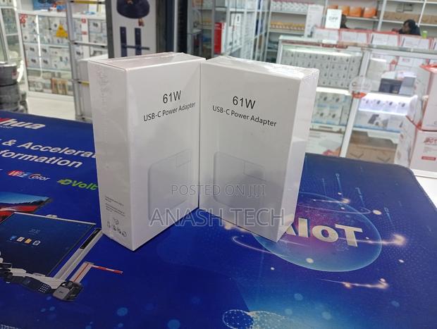 61W USB-C Travel Charger – Compact Fast Charging Adapter