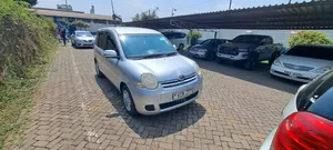 Toyota Sienta 2010 Silver