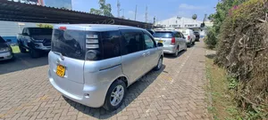 Toyota Sienta 2010 Silver