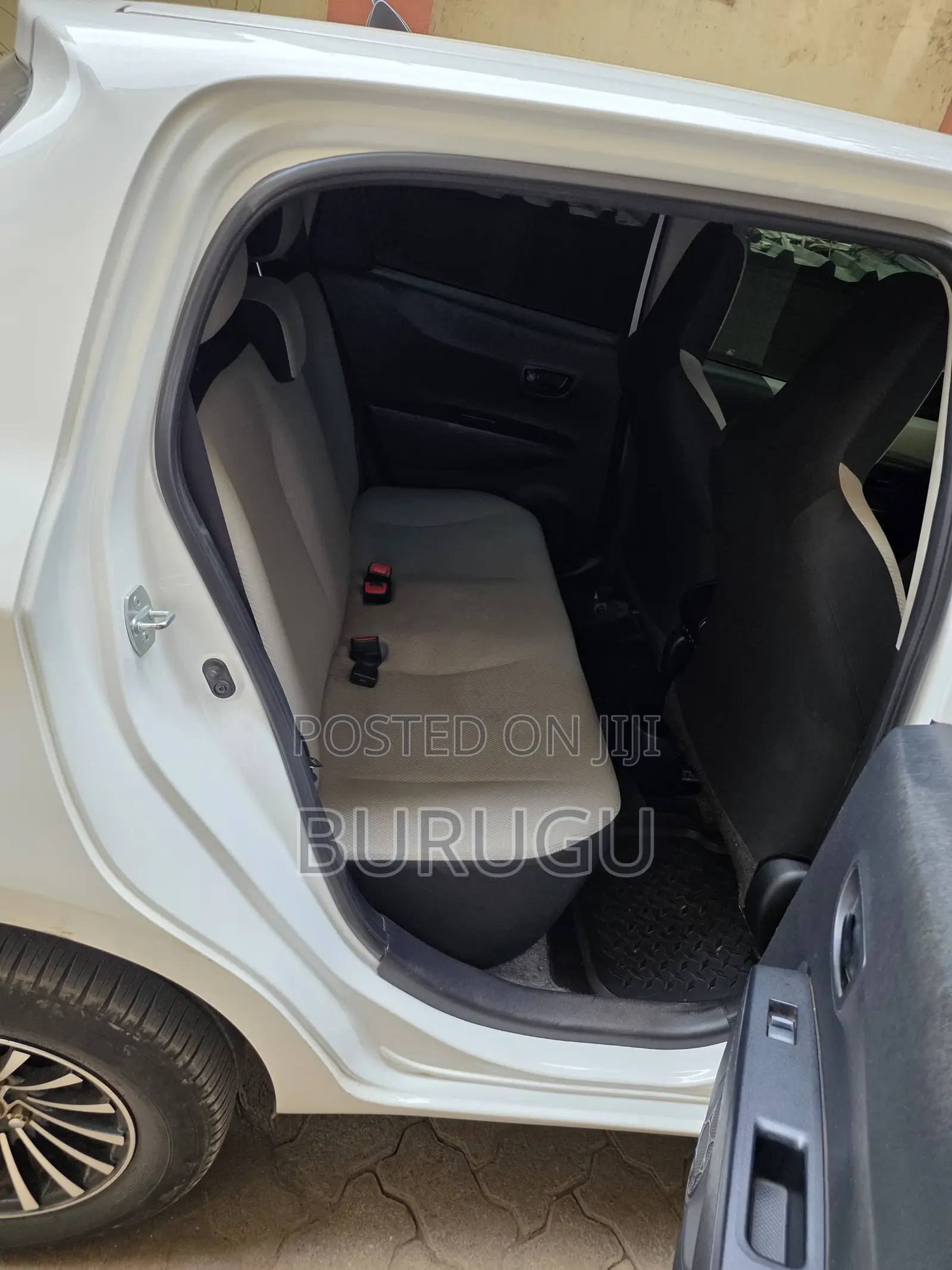 Toyota Vitz 2014 White