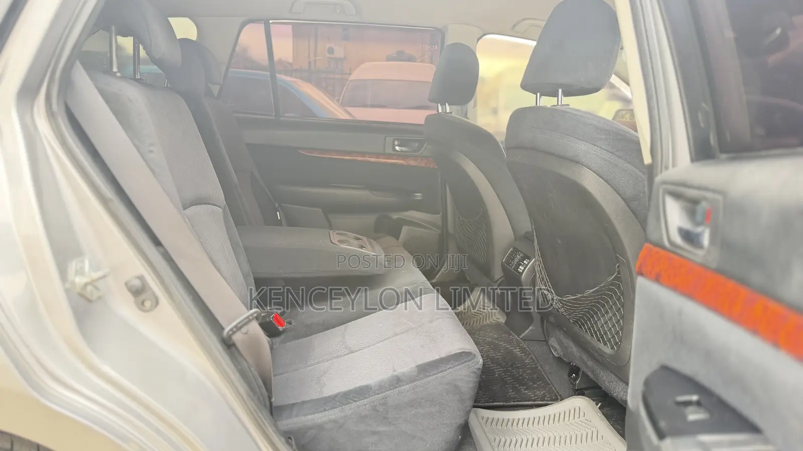 Subaru Outback 2.5i Limited 2011 Gold