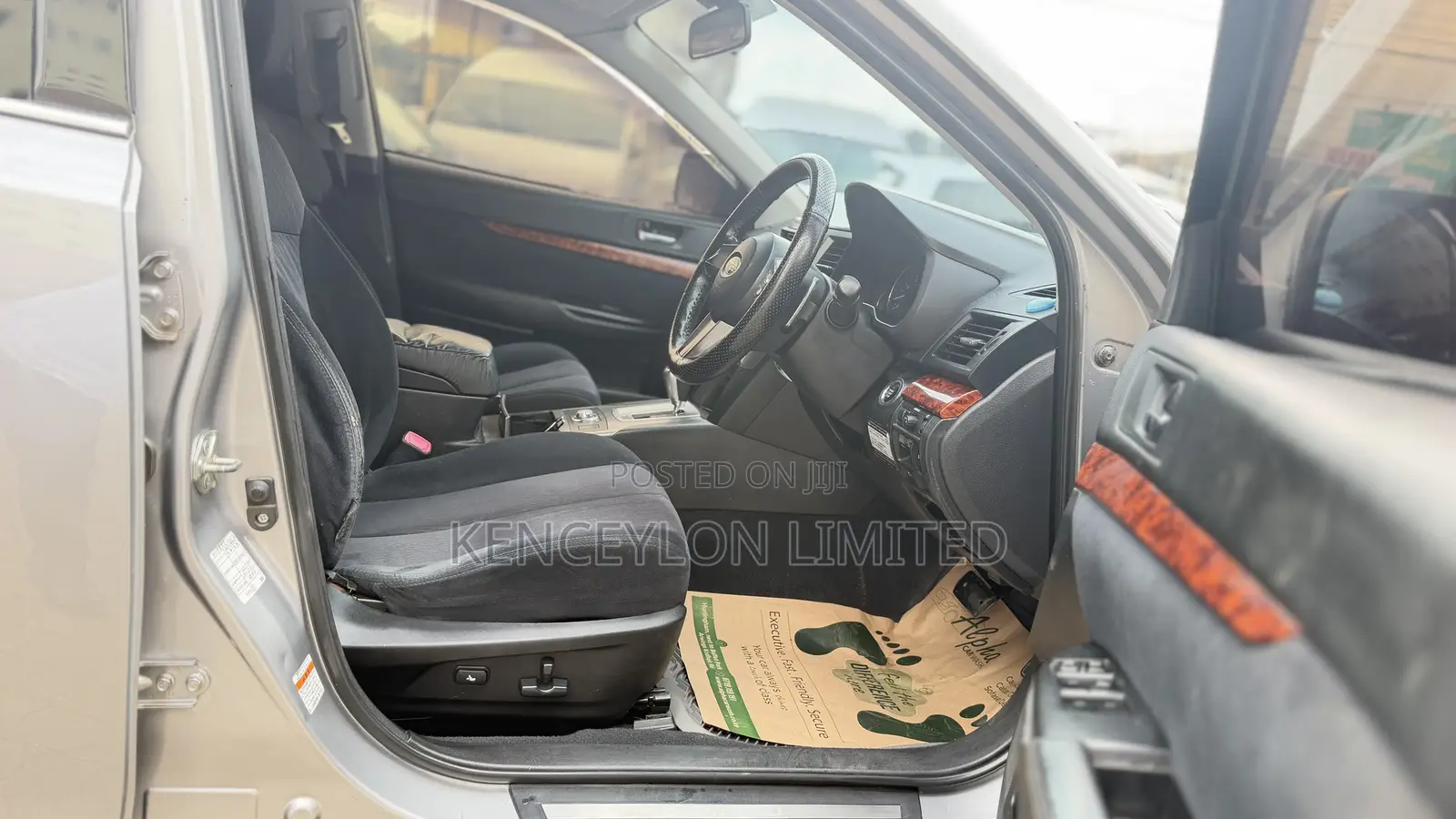 Subaru Outback 2.5i Limited 2011 Gold
