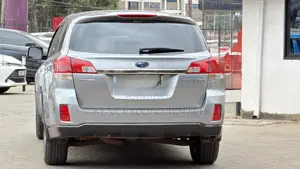 Subaru Outback 2.5i Limited 2011 Gold
