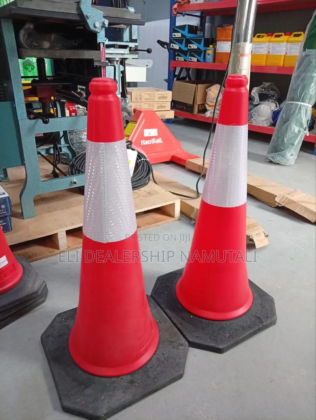 75cm Reflective Warning Cone – Durable Road Safety Equipment - thumbnail 2