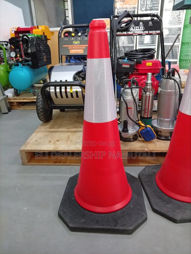 High Visibility 75cm Traffic Cone for Road Construction & Parking - thumbnail 2