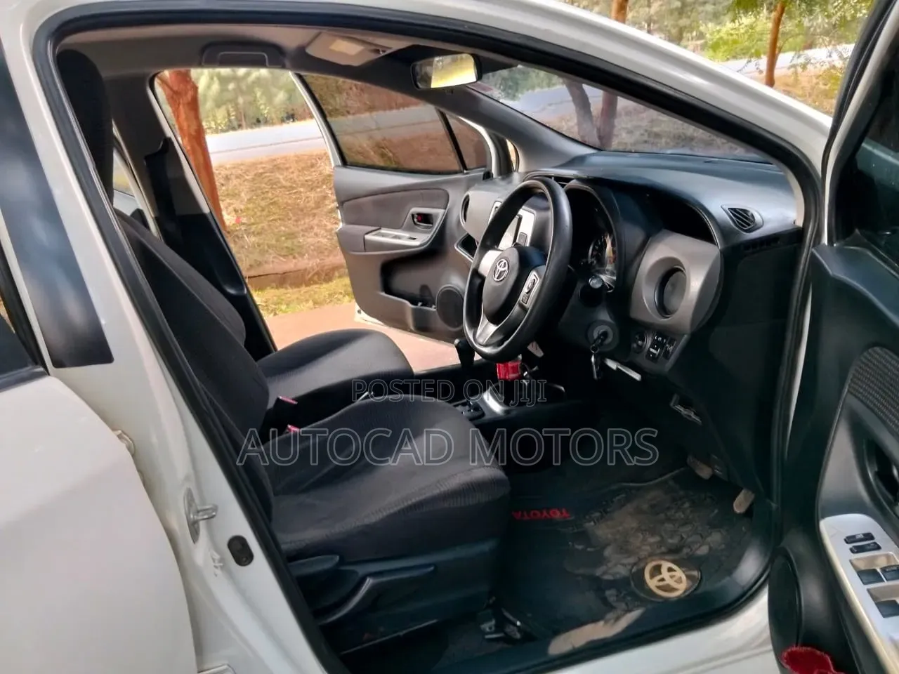 Toyota Vitz 2014 White