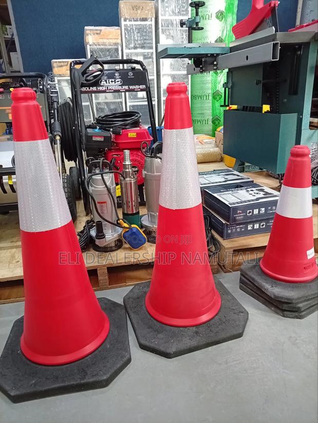 75cm Heavy Duty Reflective Traffic Cone With Rubber Base - thumbnail 2