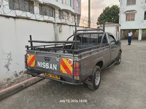 Nissan Pick-Up 1987 Gray