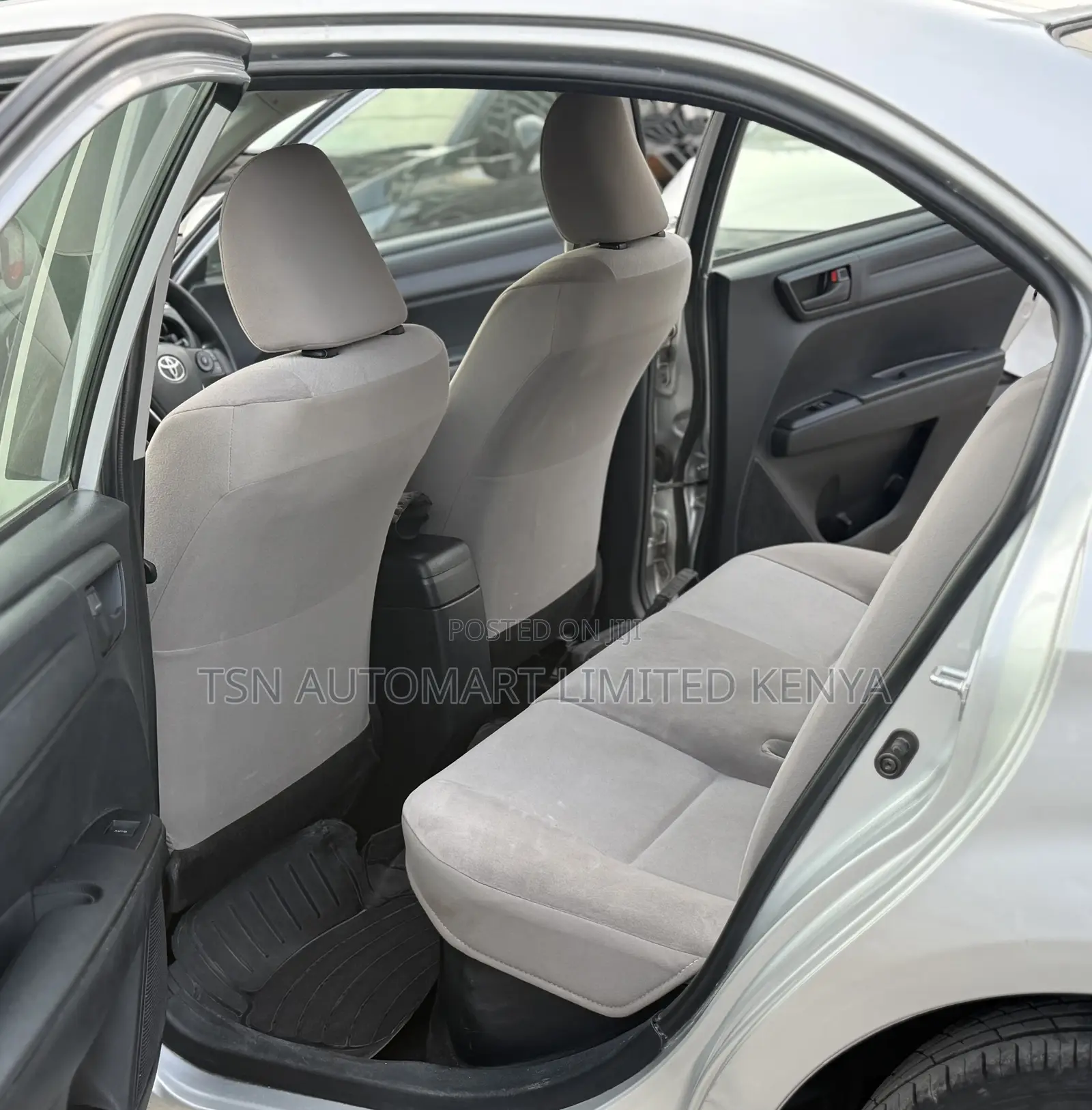 Toyota Axio 1.5 Hybrid 2WD 2017 Silver