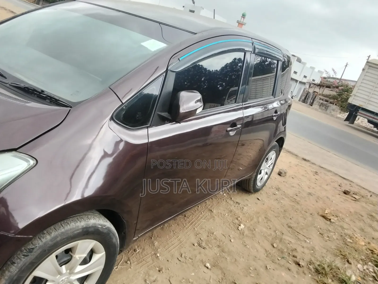 Toyota Ractis 2010 Maroon