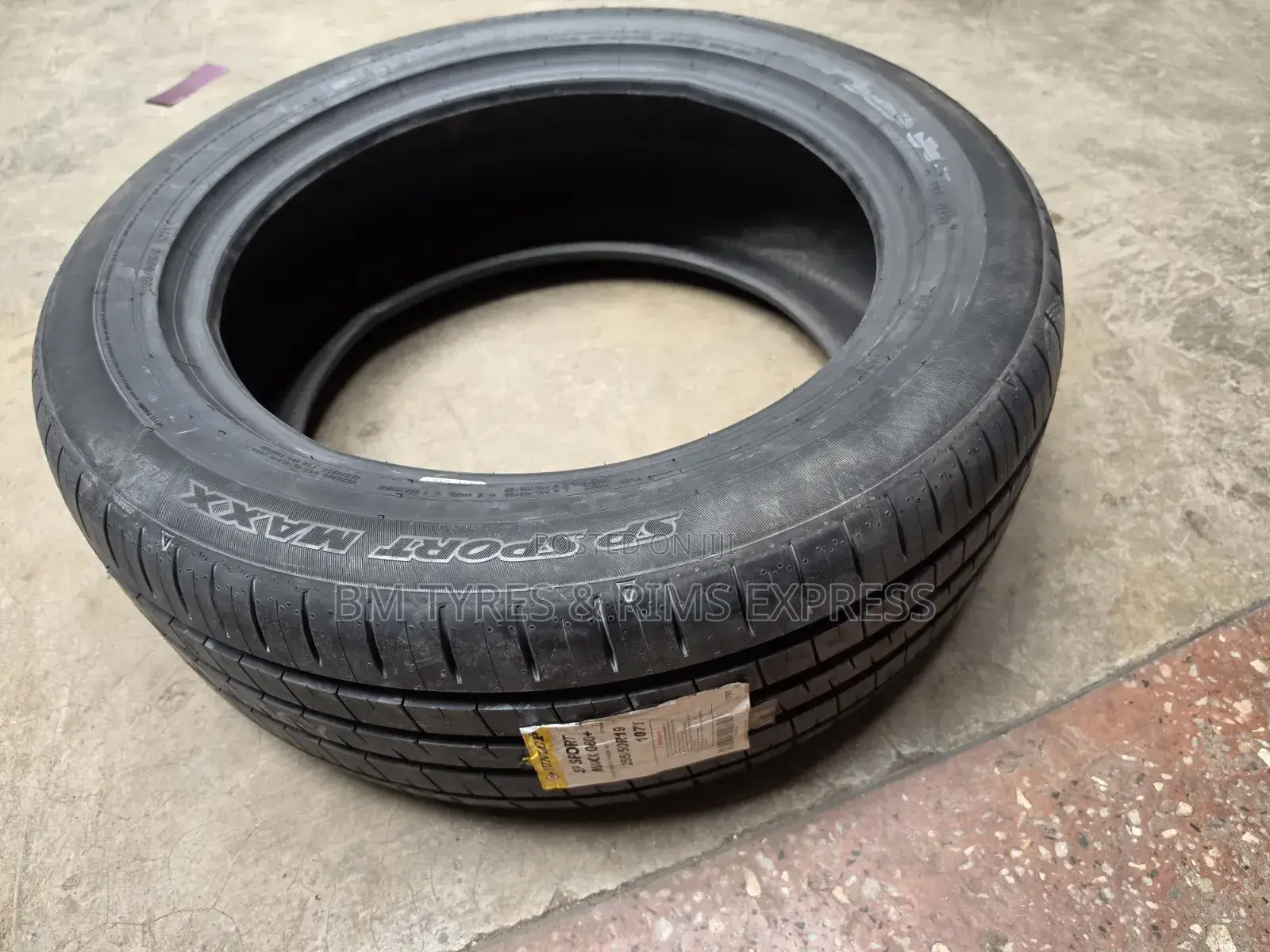 255 /50 R19 DUNLOP TIRES (Japan)