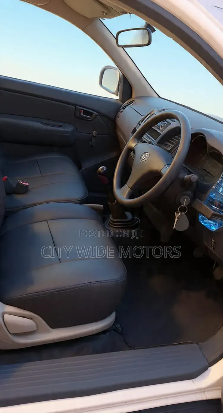 Toyota Hilux 2014 White