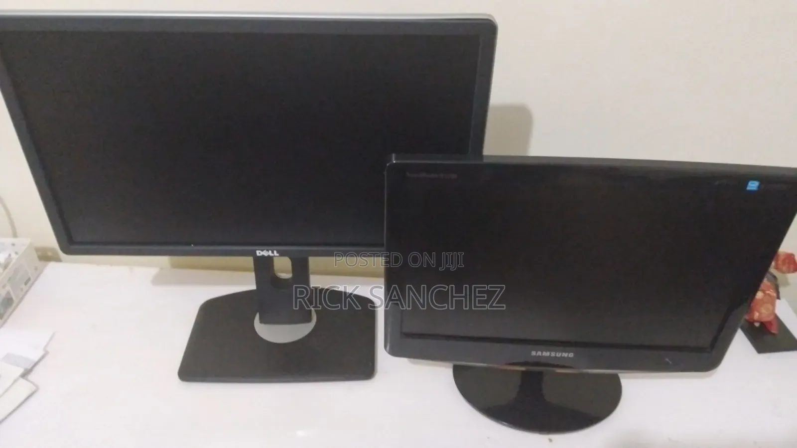 2 Monitors: Dell 22inch, Samsung 17inch