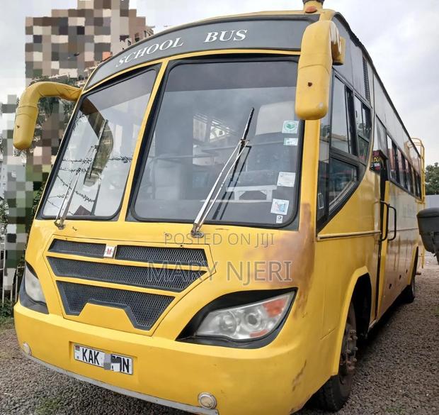 Isuzu Executive Bus 2004 Yellow - thumbnail 3