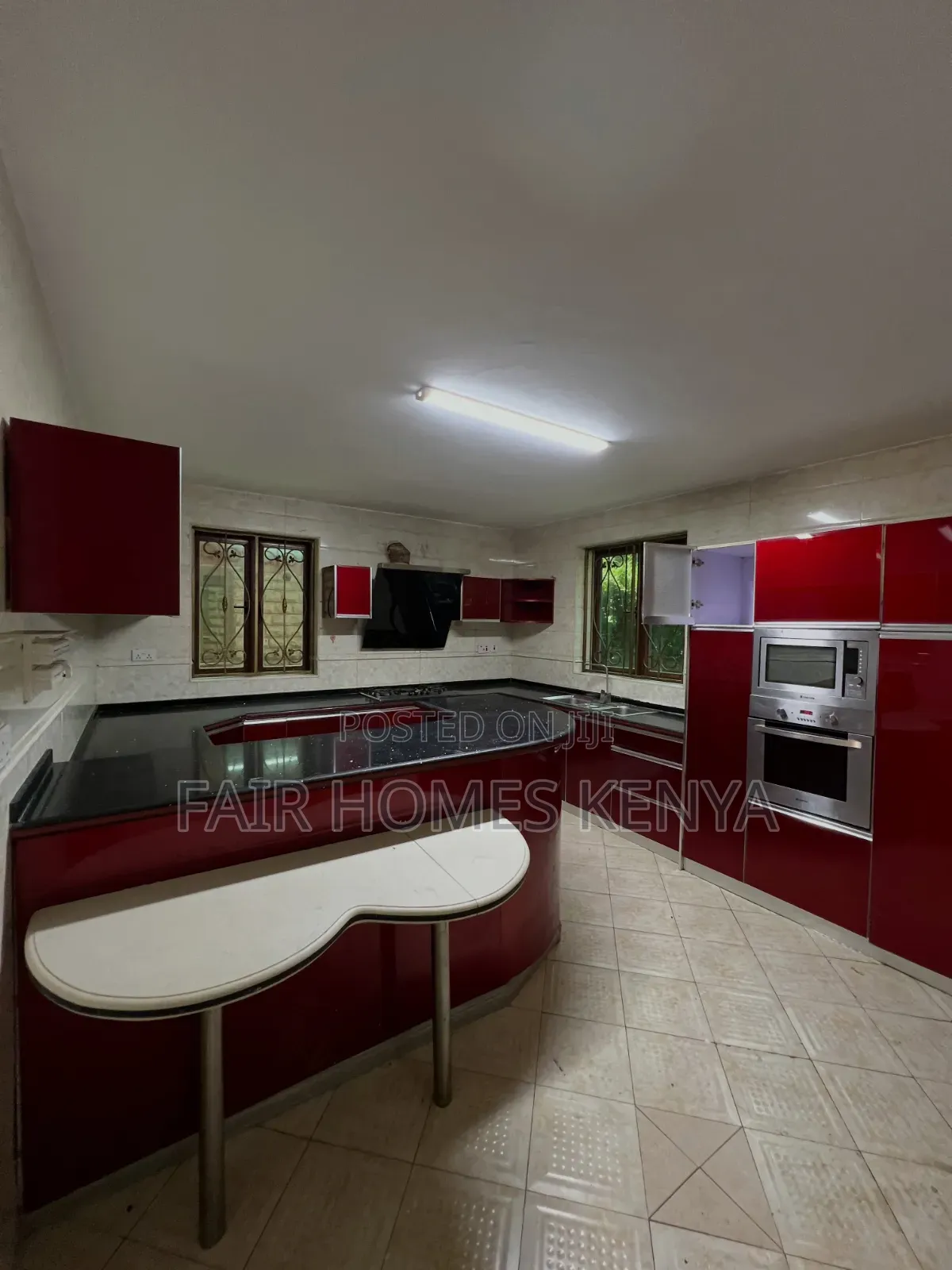 5bdrm Townhouse / Terrace in Othaya Road, Valley Arcade for rent