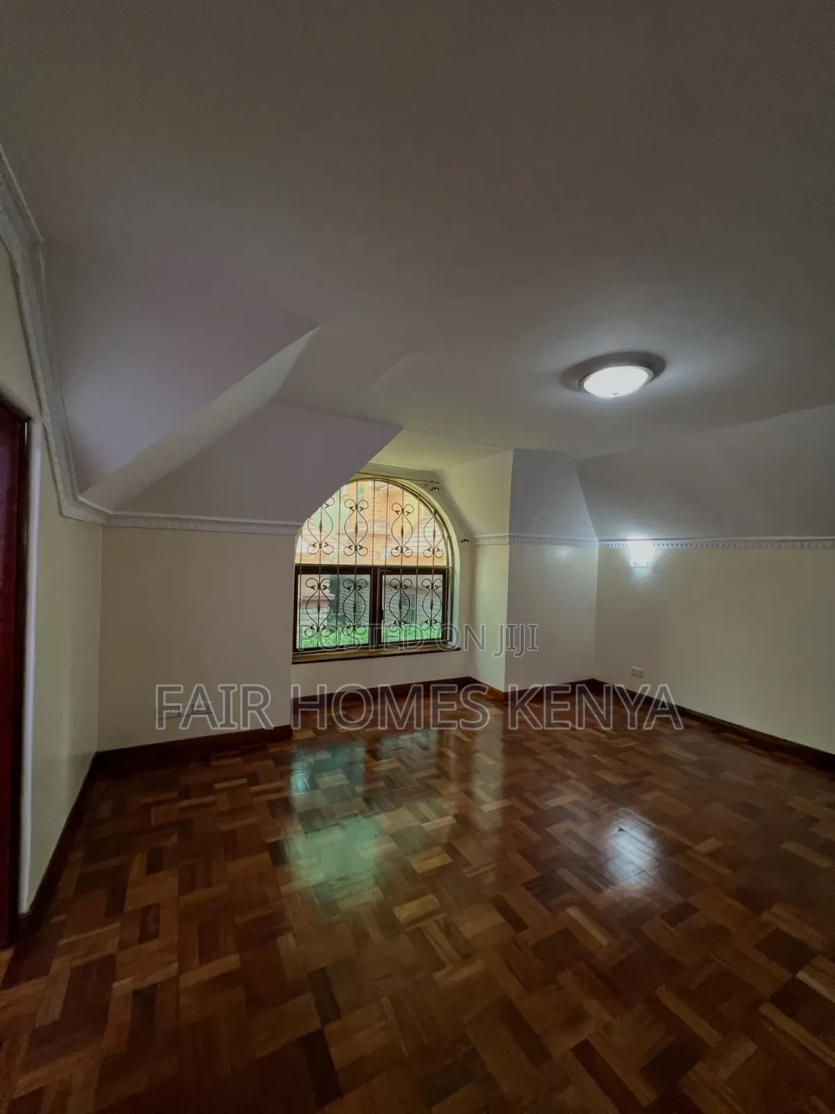 5bdrm Townhouse / Terrace in Othaya Road, Valley Arcade for rent