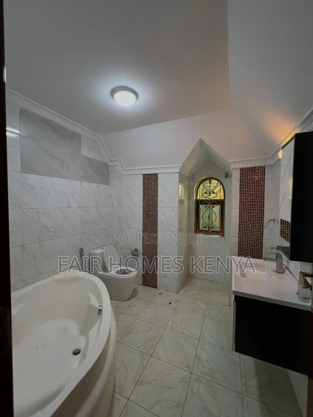 5bdrm Townhouse / Terrace in Othaya Road, Valley Arcade for rent