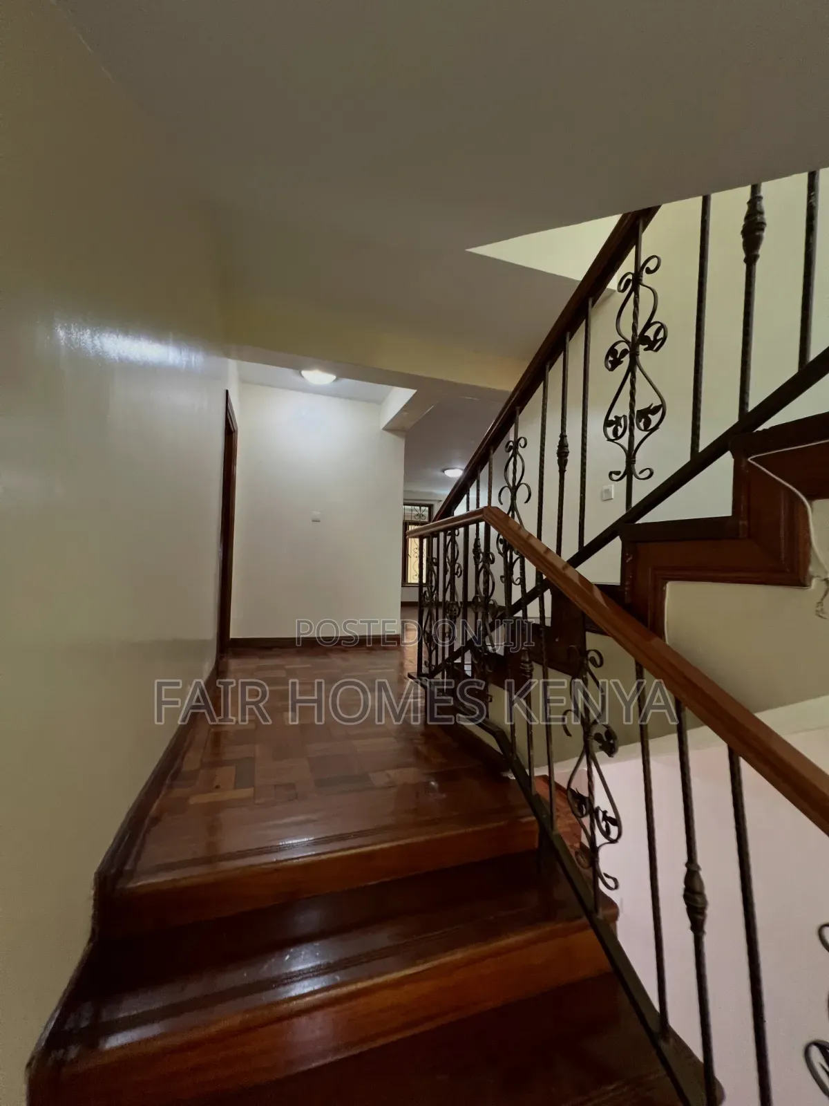 5bdrm Townhouse / Terrace in Othaya Road, Valley Arcade for rent