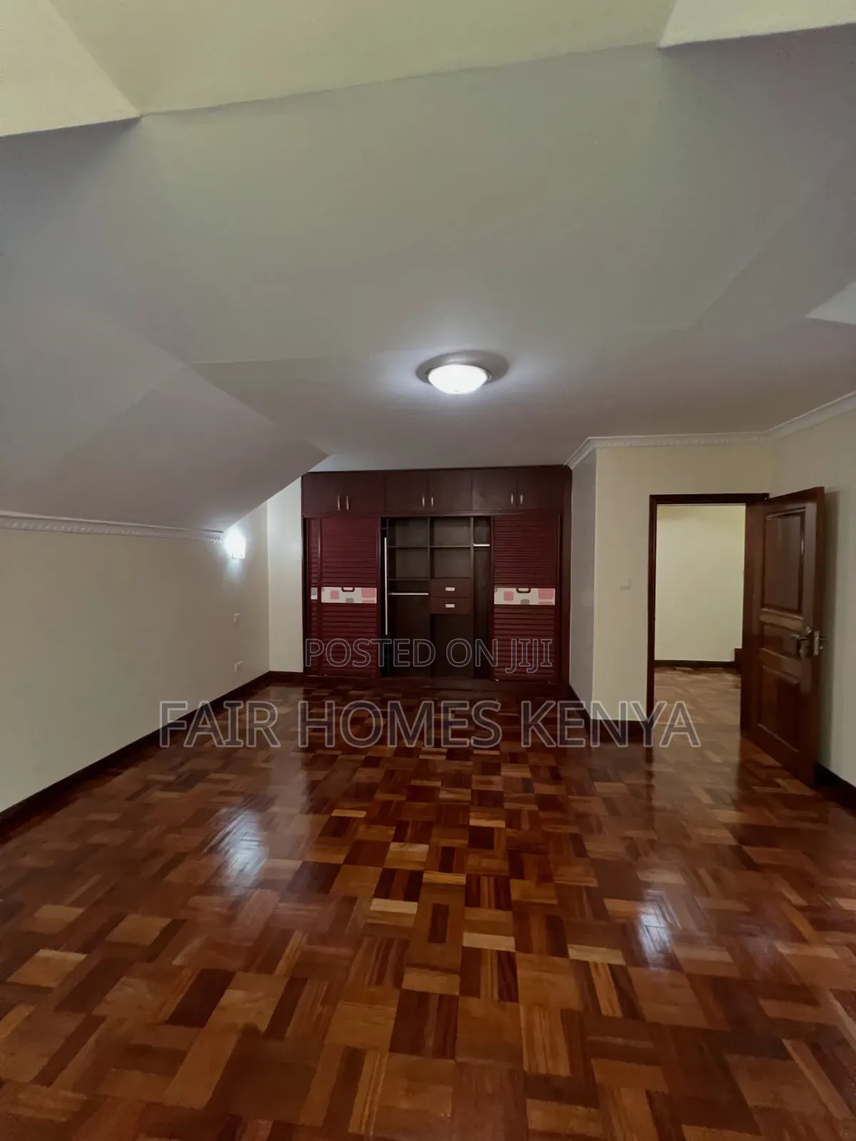 5bdrm Townhouse / Terrace in Othaya Road, Valley Arcade for rent