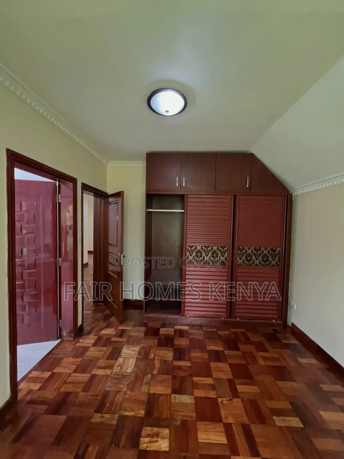 5bdrm Townhouse / Terrace in Othaya Road, Valley Arcade for rent