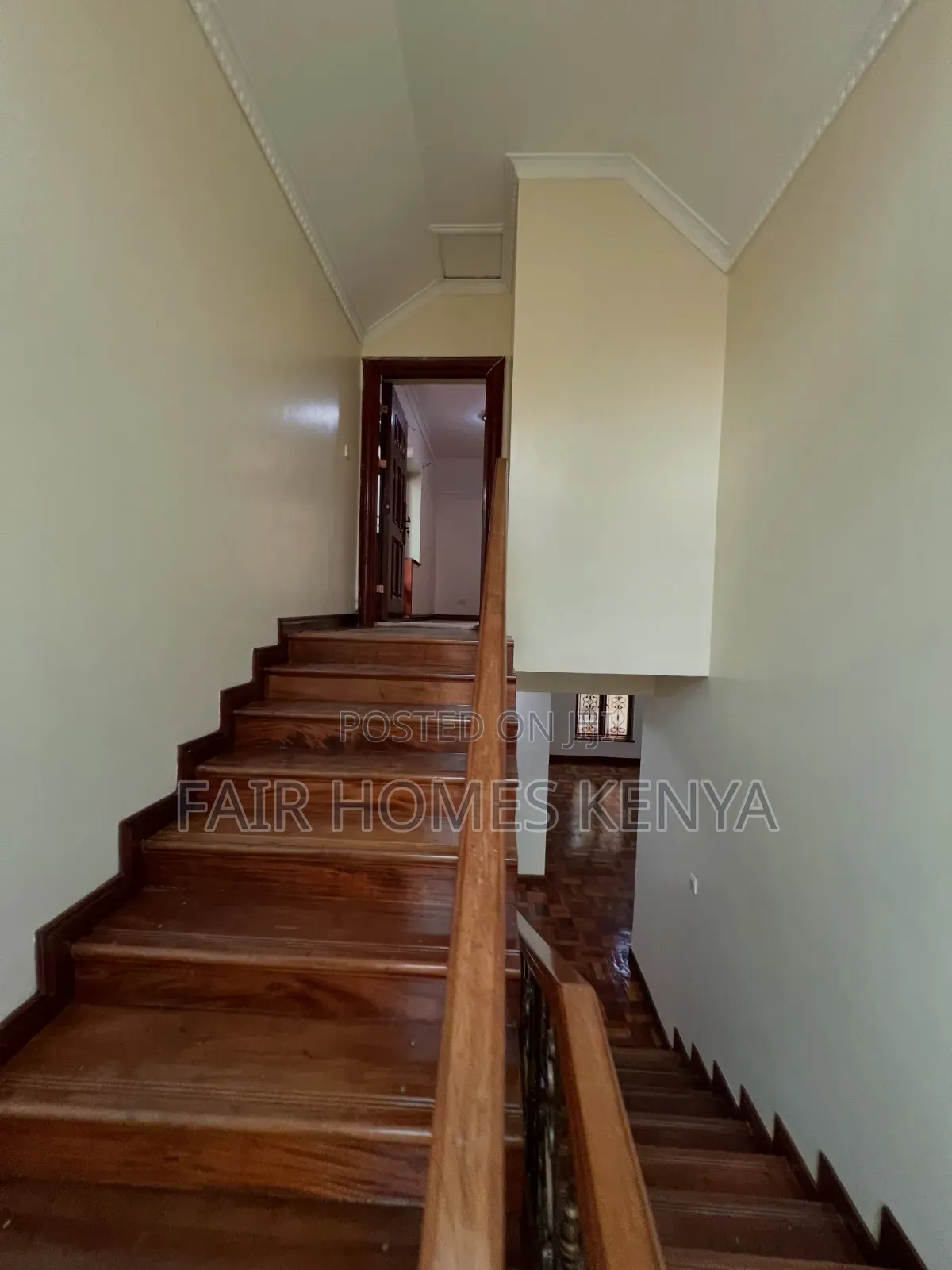 5bdrm Townhouse / Terrace in Othaya Road, Valley Arcade for rent