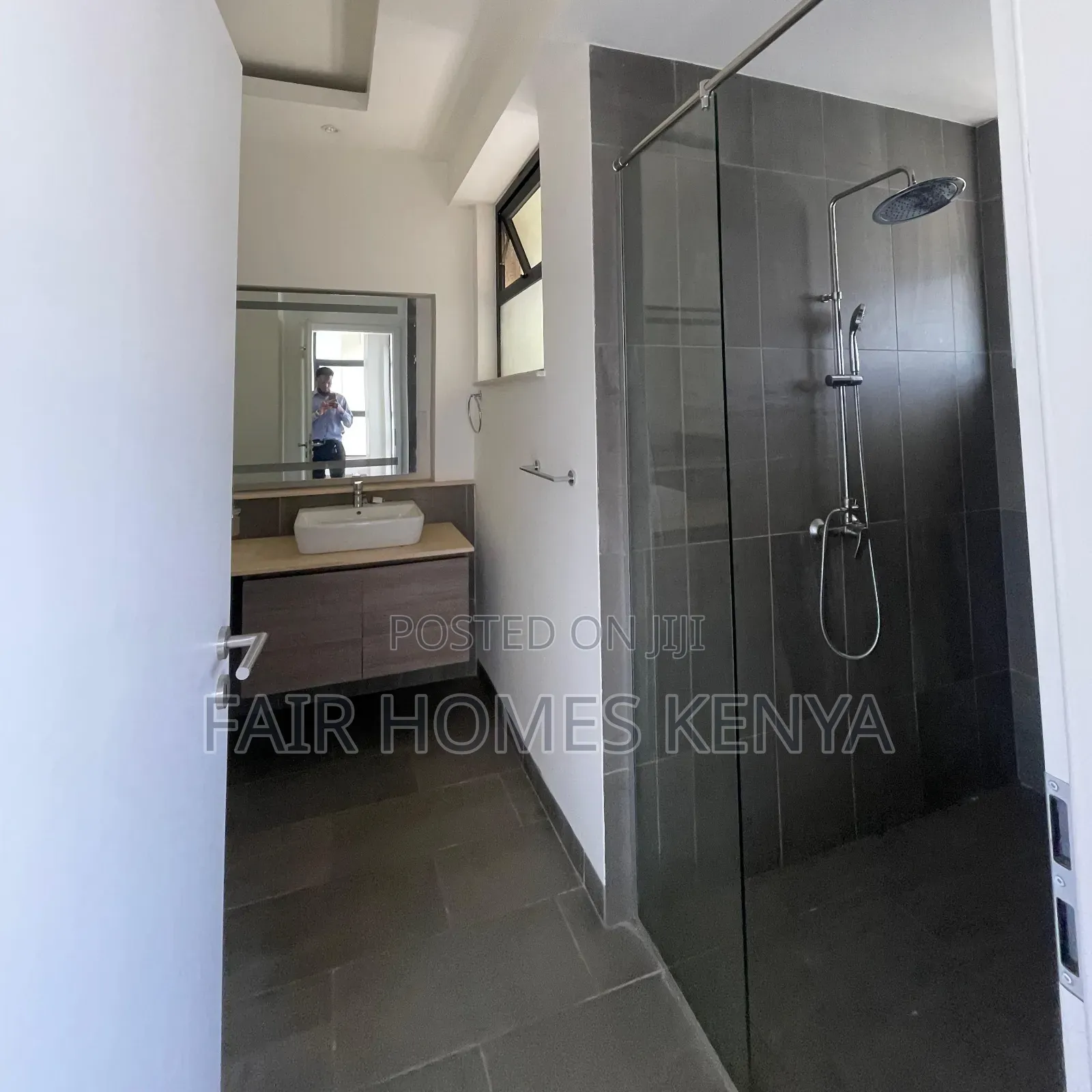 4bdrm Duplex in Riverside Drive for rent