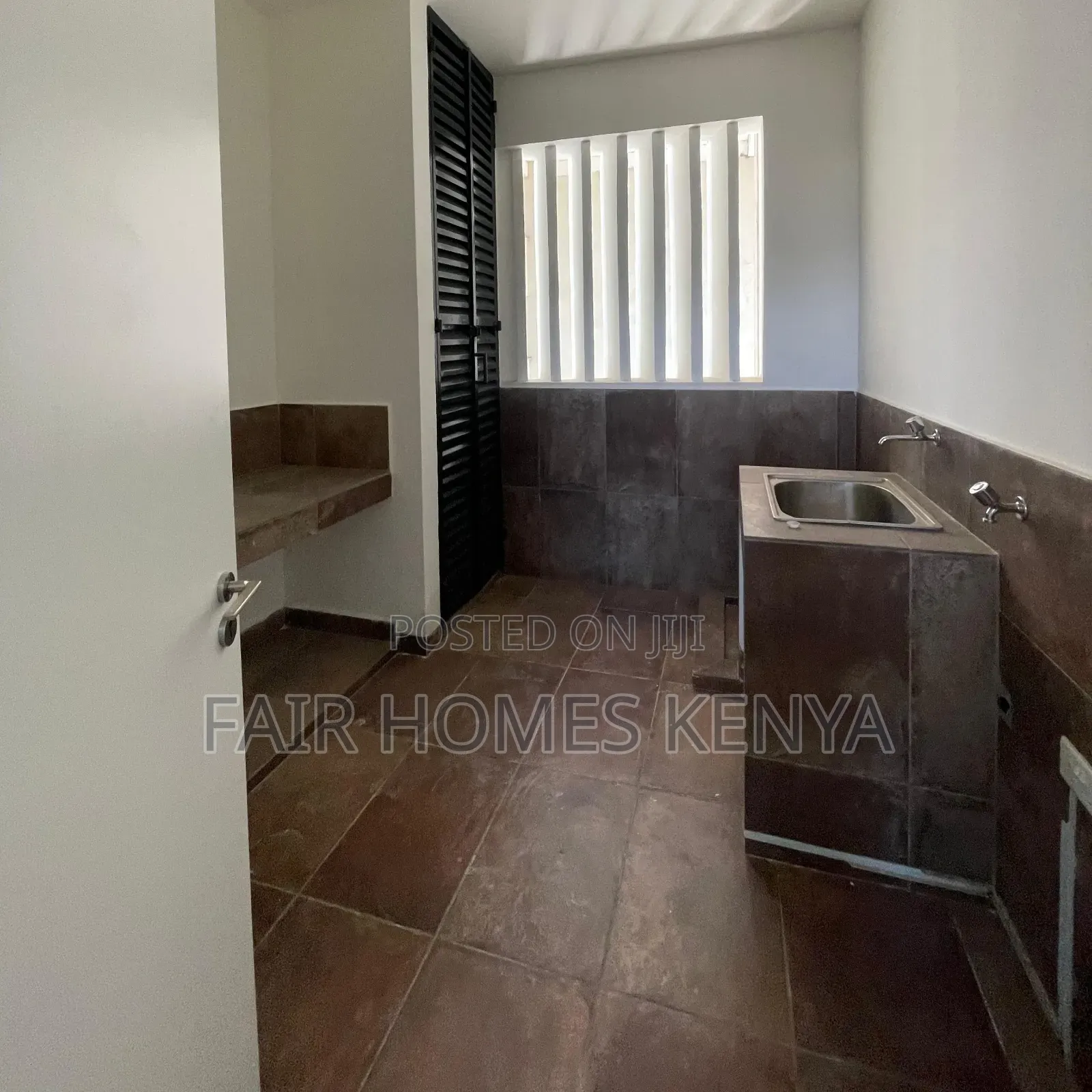 4bdrm Duplex in Riverside Drive for rent