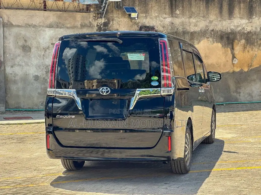 Toyota Esquire 2.0 FWD (8 seater) 2019 Black